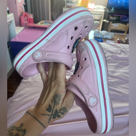 CROCS Kids Light Pink Sandals with Fun Charms - Picture 2 of 4